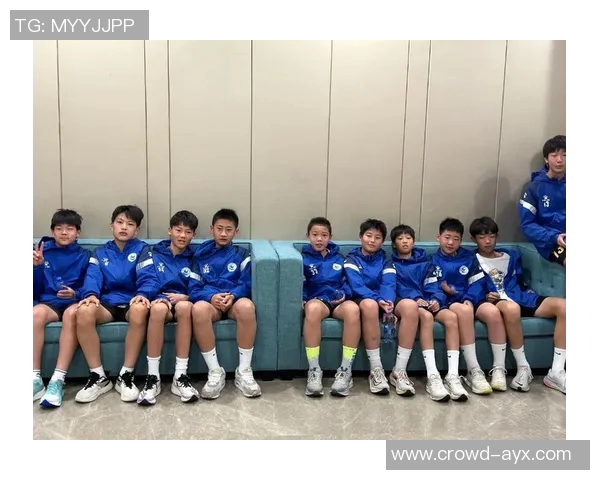 小男孩追梦之旅与足球明星签名合影的温馨瞬间